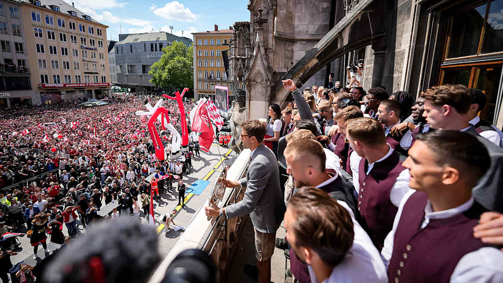 Frauen- und Herren-Team des FC Bayern bei der gemeinsamen Titelfeier auf dem Balkon des Münchner Rathauses