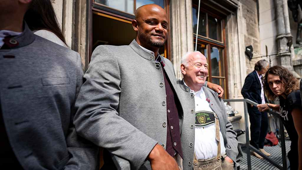 Meistertrainer Vincent Kompany auf der Titelfeier des FC Bayern am Münchner Marienplatz