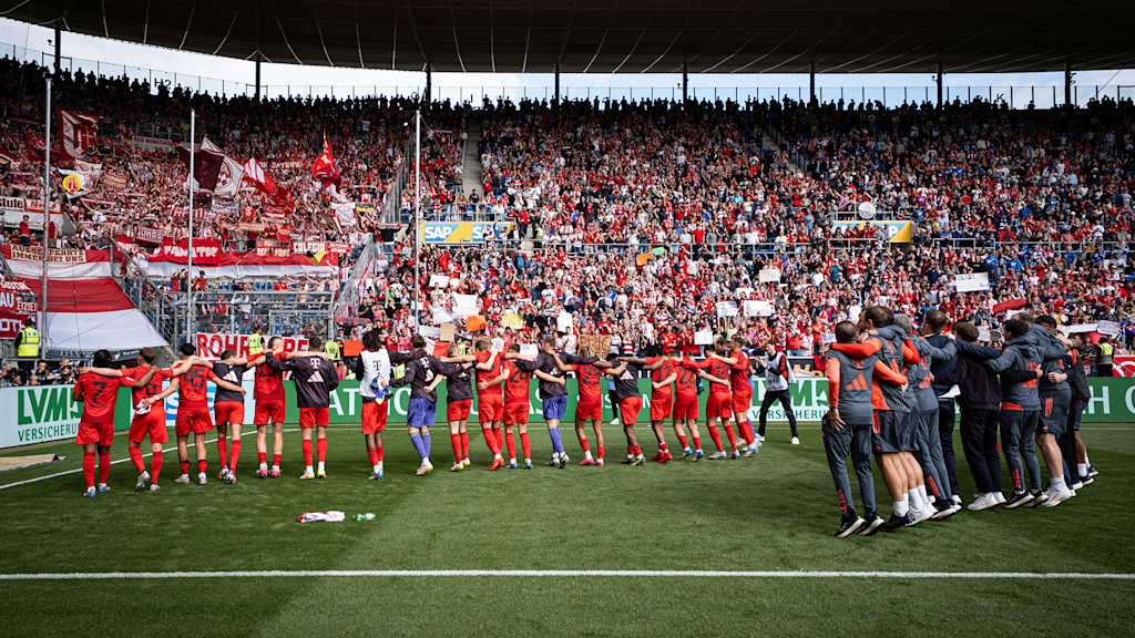 Die Spieler und der Trainerstab des FC Bayern hüpft Arm in Arm vor der Auswärtsfankurve in Hoffenheim