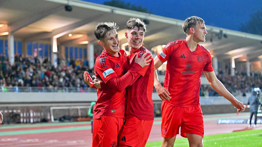 Die FC Bayern Amateure beim Jubel gegen Schweinfurt.