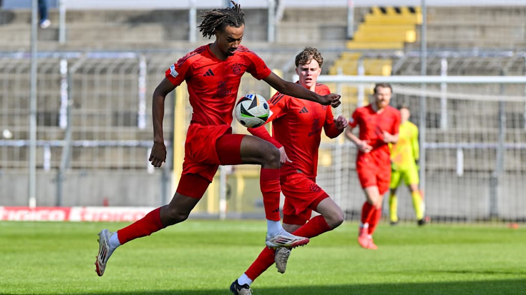 Jonah Kusi-Asare mit Ball am Fuß.