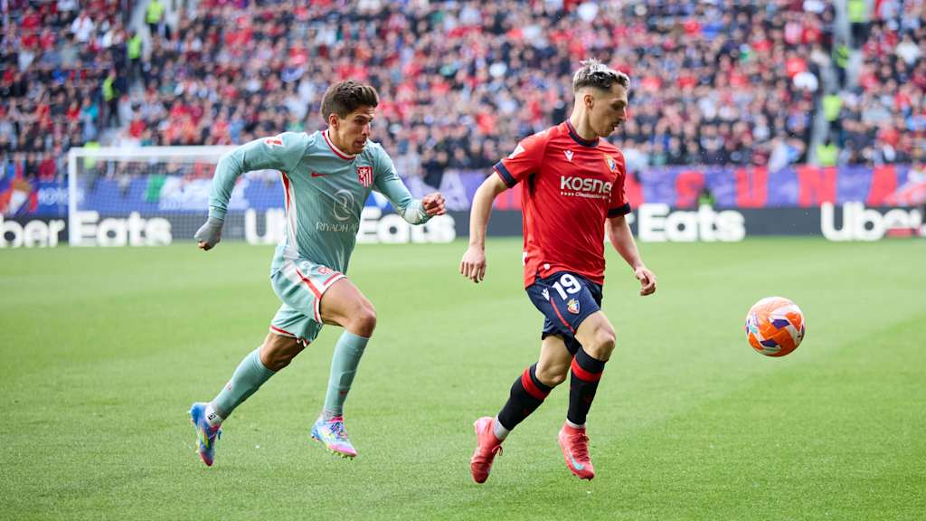 Bryan Zaragoza im Spiel gegen Atlético im Zweikampf.
