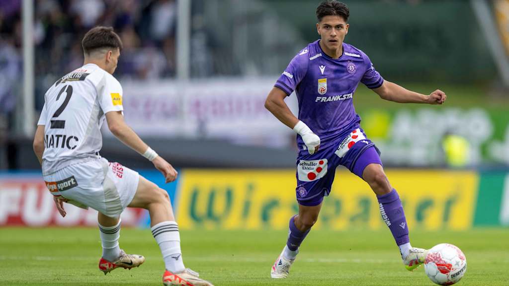 Matteo Pérez Vinlöf im Spiel gegen den Wolfsberger AC im Zweikampf.