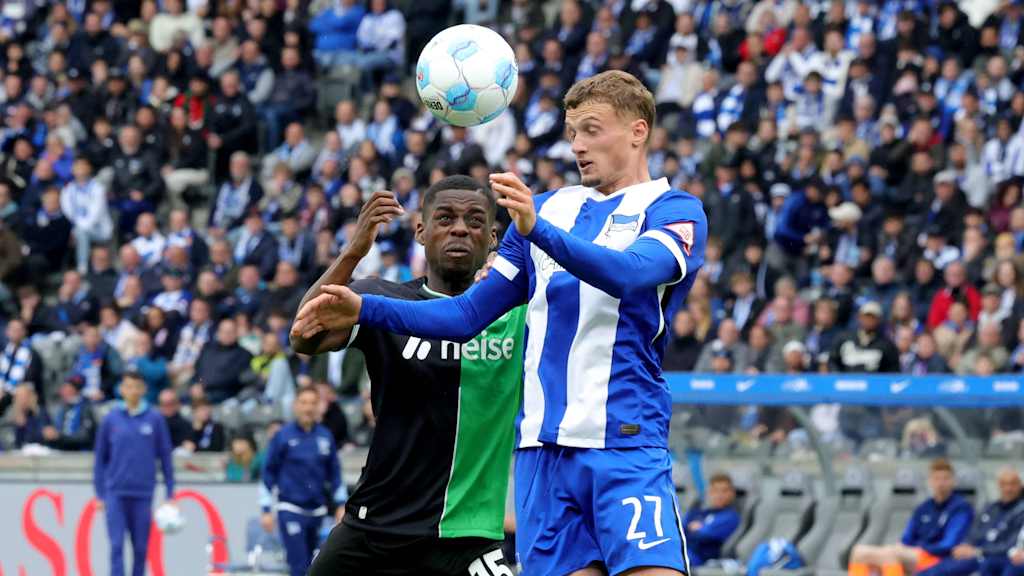 Noel Aseko im Zweikampf mit Michaël Cuisance.