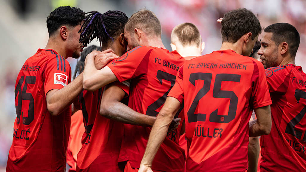 Spieler des FC Bayern jubeln nach einem Tor