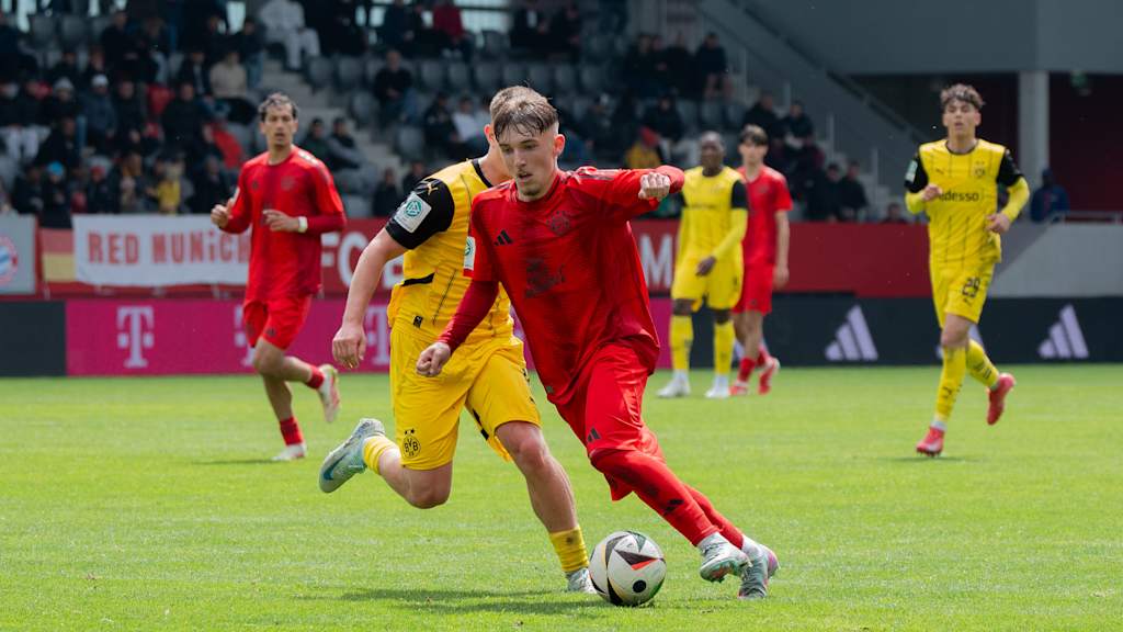 Lennart Karl im Spiel gegen Borussia Dortmund am Ball.