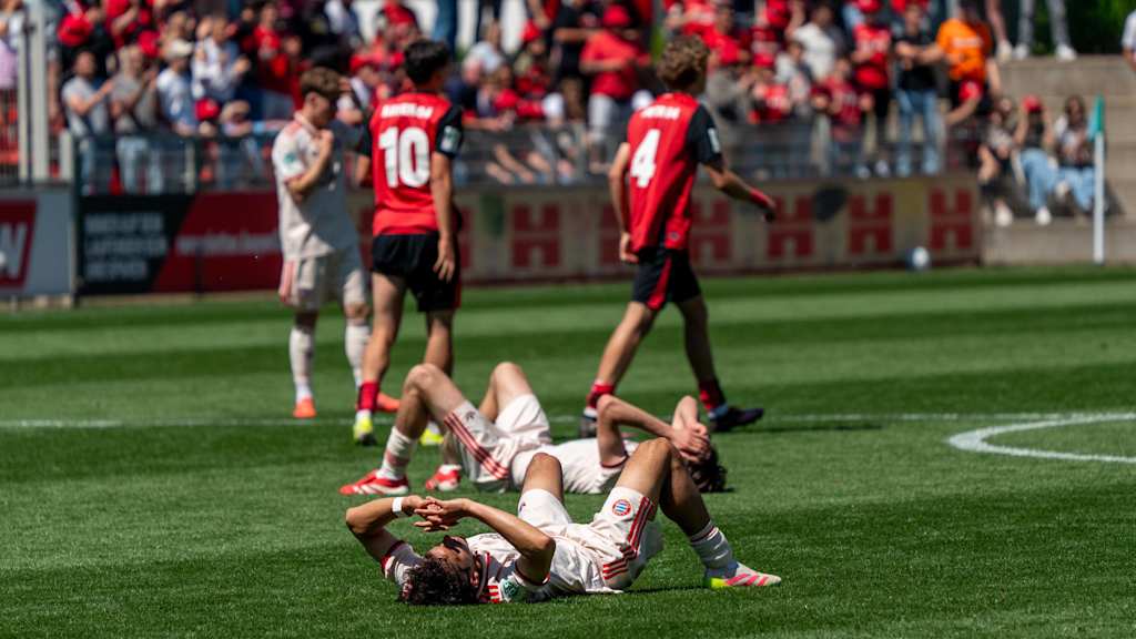 Mudaser Sadat liegt nach dem Duell mit Bayer 04 Leverkusen am Boden.