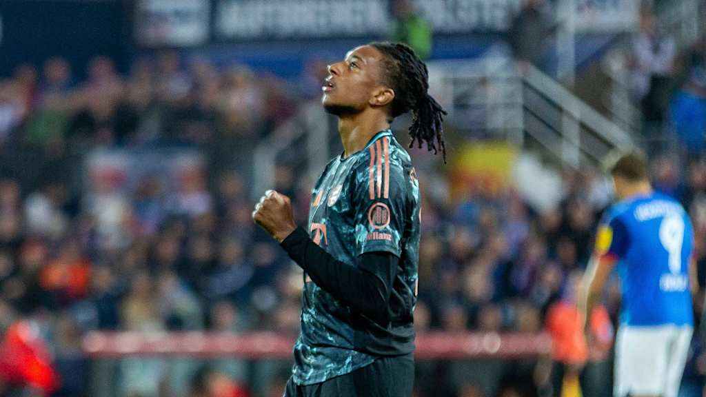 Michael Olise bejubelt ein Tor gegen Kiel