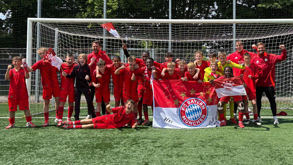 Die FC Bayern U13 feiert die Meisterschaft