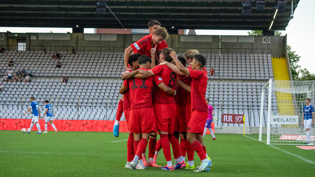 Spieler der FC Bayern Amateure jubeln gemeinsam