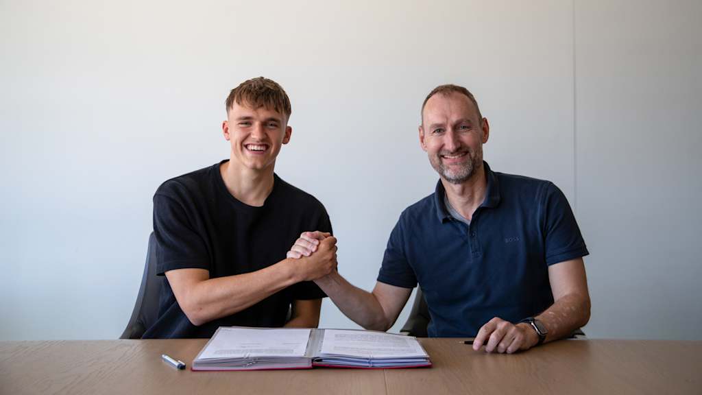 Paul Scholl gemeinsam mit Jochen Sauer bei der Vertragsunterschrift am FC Bayern Campus.