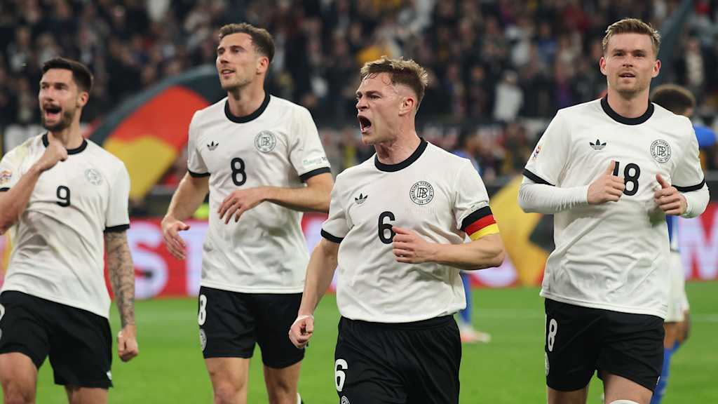 Joshua Kimmich jubelt neben seinen Teamkollegen nach einem Tor für die deutsche Nationalmannschaft.