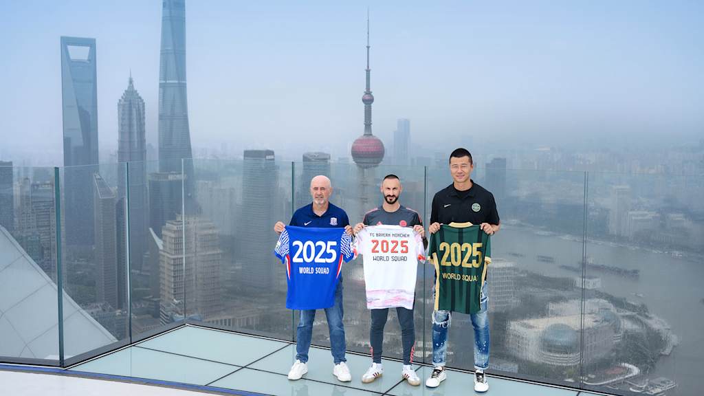 Diego Contento beim Trikot-Tausch mit Vertretern von chinesischen Vereinen