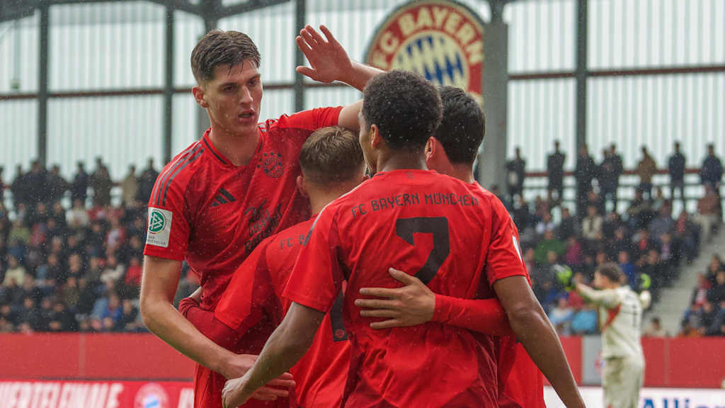 Die U19 des FC Bayern bejubelt einen Treffer im Viertelfinale um die deutsche Meisterschaft gegen Borussia Dortmund.