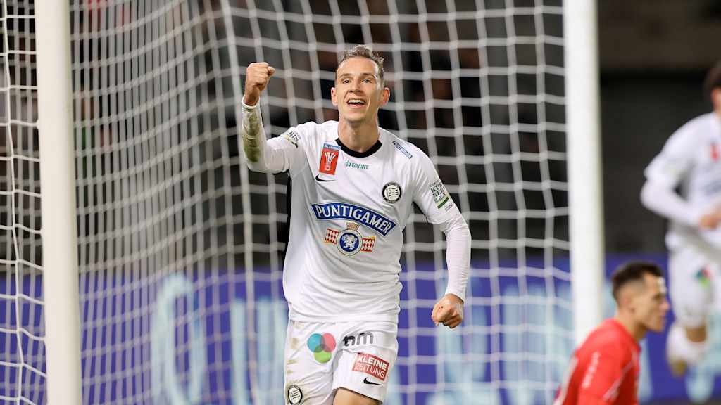 Lovro Zvonarek bejubelt einen Treffer im Trikot von Sturm Graz.