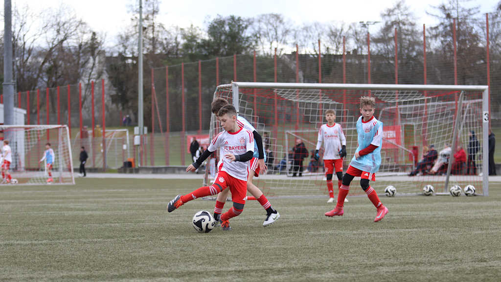Teilnehmer am FC Bayern Campus Training 2025 an der Säbener Straße