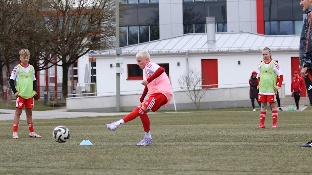 Teilnehmer am FC Bayern Campus Training 2025 an der Säbener Straße