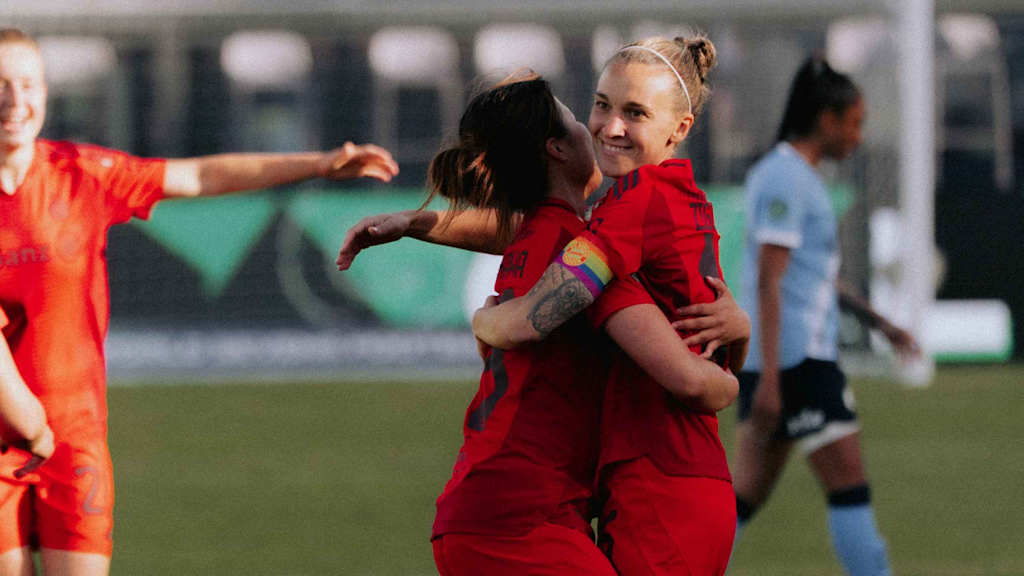 Momoko Tanikawa und Julia Zigiotti liegen sich jubelnd in den Armen.