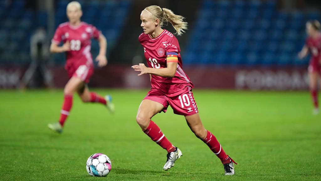 Pernille Harder im Trikot der dänischen Nationalmannschaft mit dem Ball am Fuß.