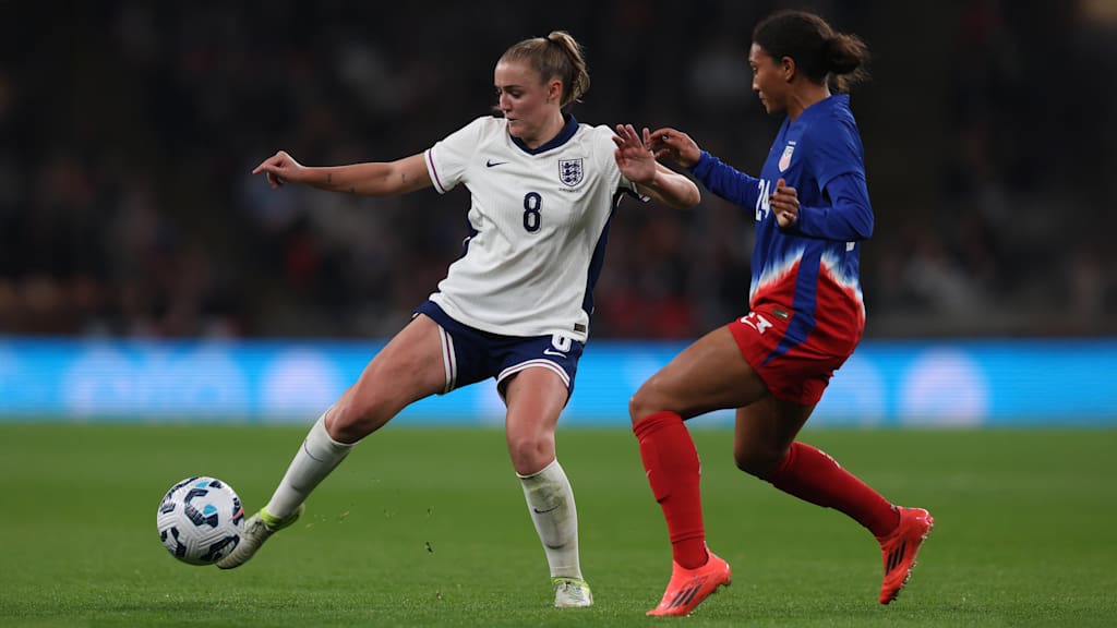Georgia Stanway mit dem Ball am Fuß im Trikot der englischen Nationalmannschaft.