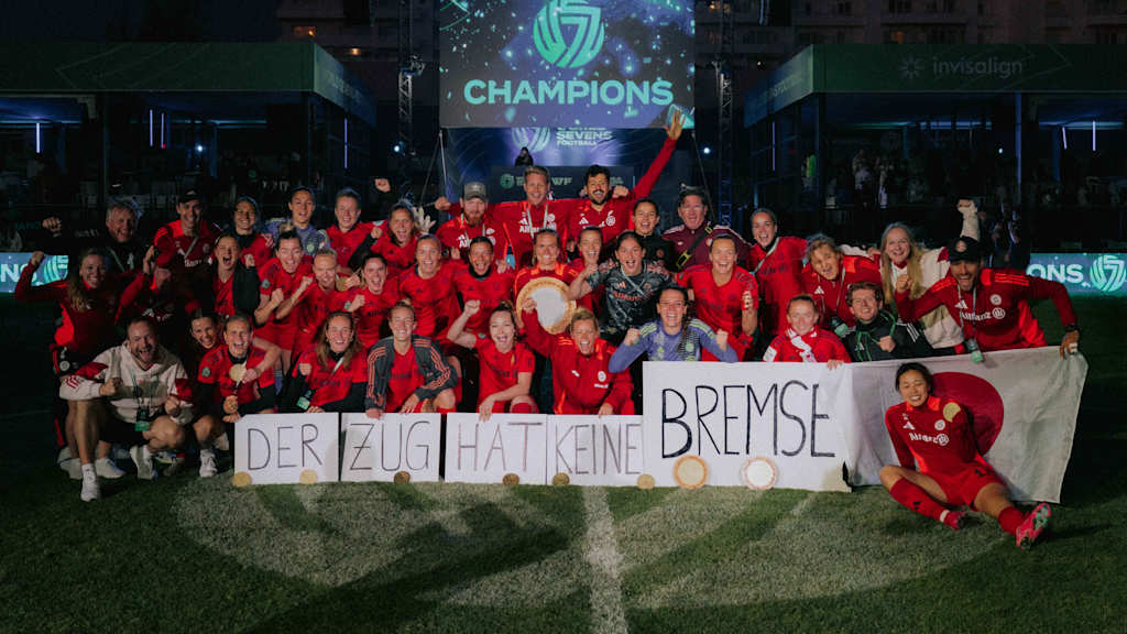 Die FC Bayern Frauen feiern den Turniersieg auf der Bühne.