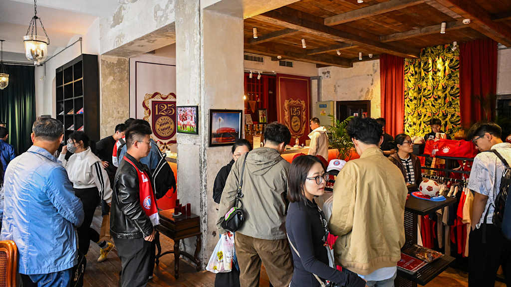 Der FC Bayern hat seinen ersten Pop-up Store in Qingdao eröffnet.