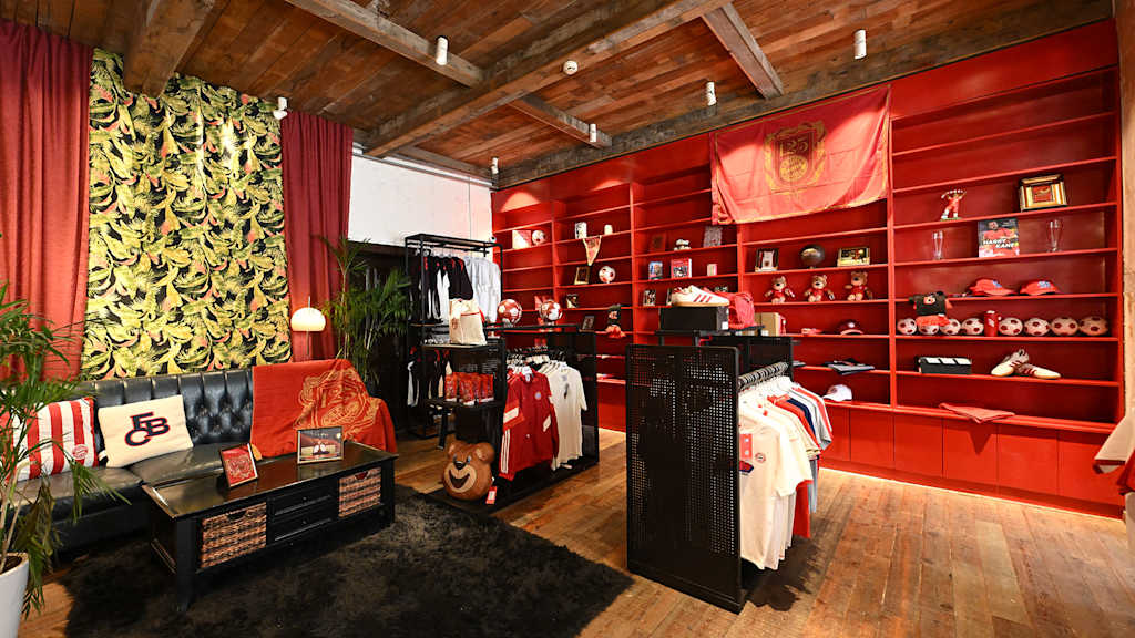 Der FC Bayern hat seinen ersten Pop-up Store in Qingdao eröffnet.