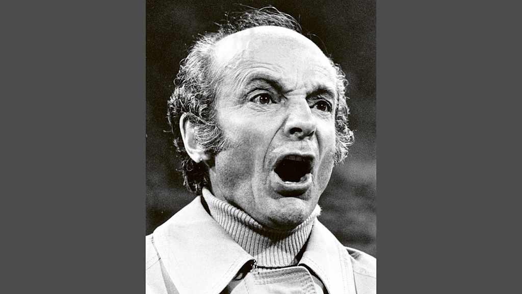 Trainer Dettmar Cramer gab an der Seitenlinie alles. Am Ende hatten die Bayern um „Bulle“ Roth (u.) den Pott.