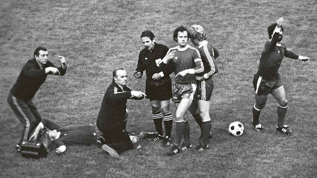 Frühes Aus: In der 4. Minute des Finals im Landesmeistercup 1975 wurde Björn Andersson böse verletzt. Übeltäter Terry Yorath sah nicht mal Gelb.