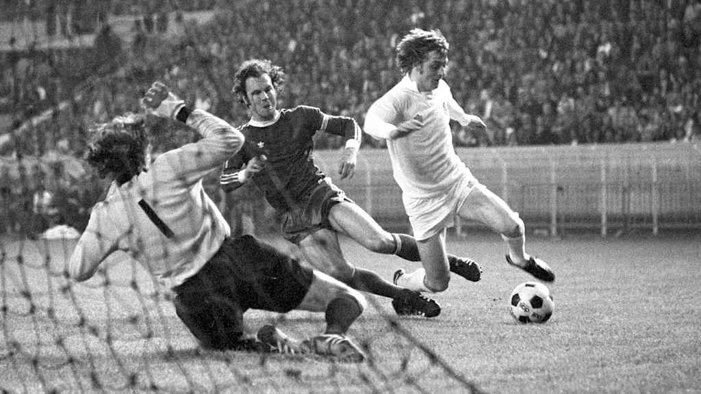 Beckenbauer gegen Allan Clarke im Finale des Landesmeistercups 1975: Der Schiri pfiff nicht. Zum Glück gab’s damals noch keinen VAR.