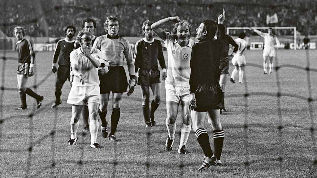 1:0 für Leeds im Finale des Landesmeistercups 1975? Der Schiedsrichter nimmt das Tor zurück. Billy Bremner (l.) und Terry Yorath können es nicht glauben.