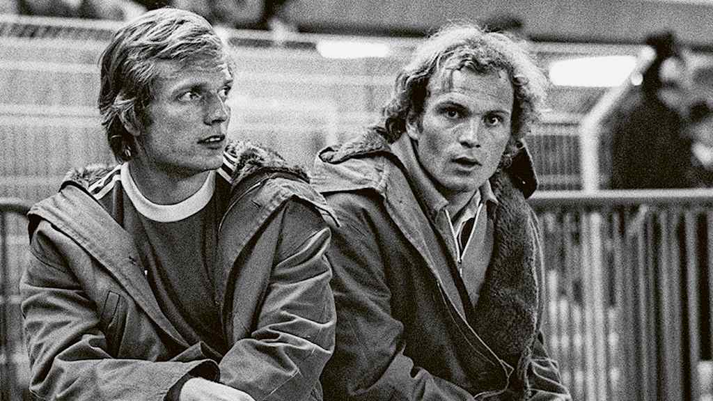 Im Finale des Landesmeistercups 1975 nur noch Zuschauer: Von ihren Verletzungen werden sich Andersson und Hoeneß nie richtig erholen.