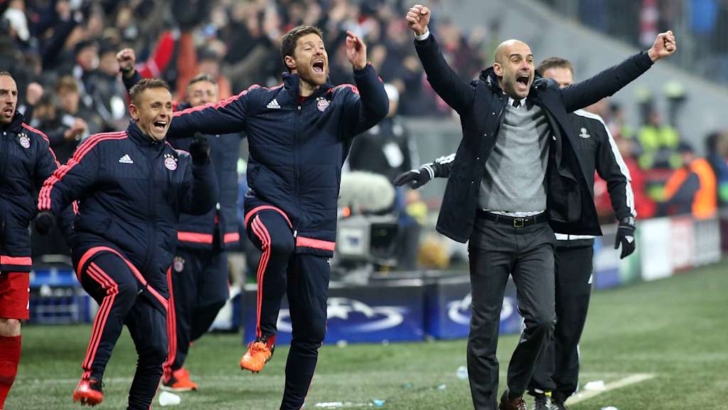 Rafinha, Xabi Alonso und Pep Guardiola bejubeln ein Tor des FC Bayern im Halbfinal-Rückspiel der Champions League 2016.