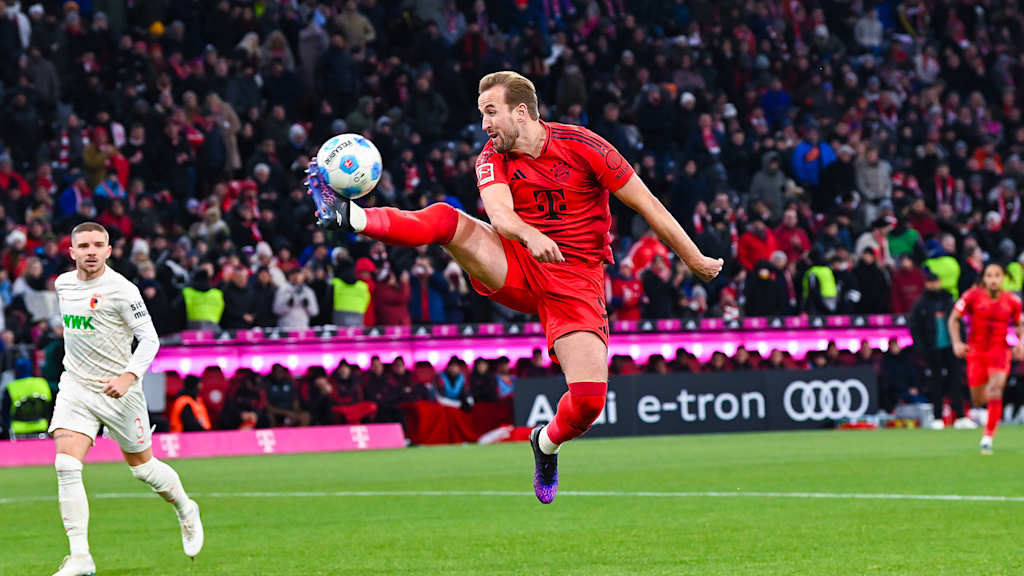 Harry Kane stoppt einen Ball in der Luft mit ausgestrecktem Bein