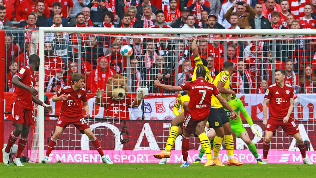Serge Gnabry trifft im Bundesliga-Spiel zwischen dem FC Bayern und Borussia Dortmund 2022 zur 1:0-Führung.