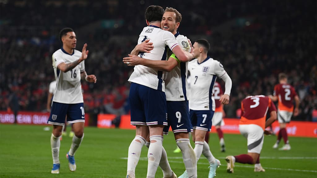 Harry Kane jubelt mit Declan Rice nach einem Tor für die englische Nationalmannschaft