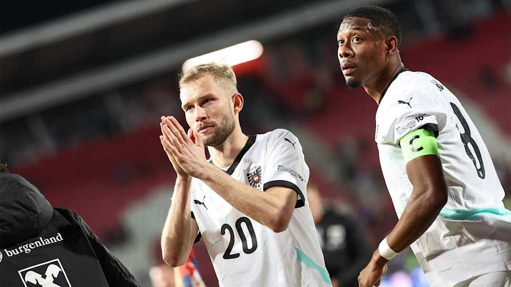 Konrad Laimer faltet die Hände im Länderspiel der österreichischen Nationalmannschaft, daneben David Alaba
