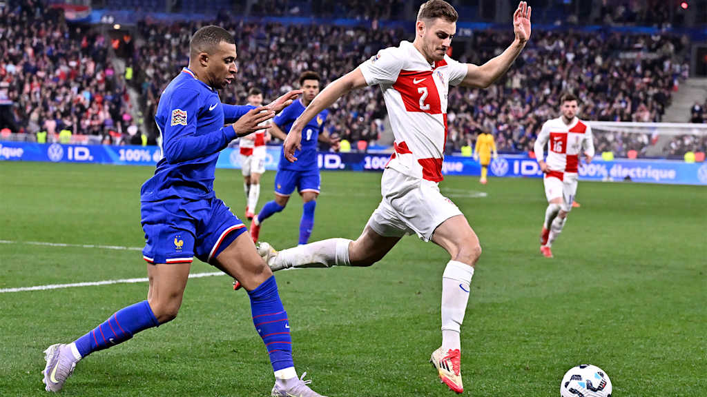 Josip Stanisic (Kroatien) enteilt Frankreichs Kylian Mbappé im Länderspiel