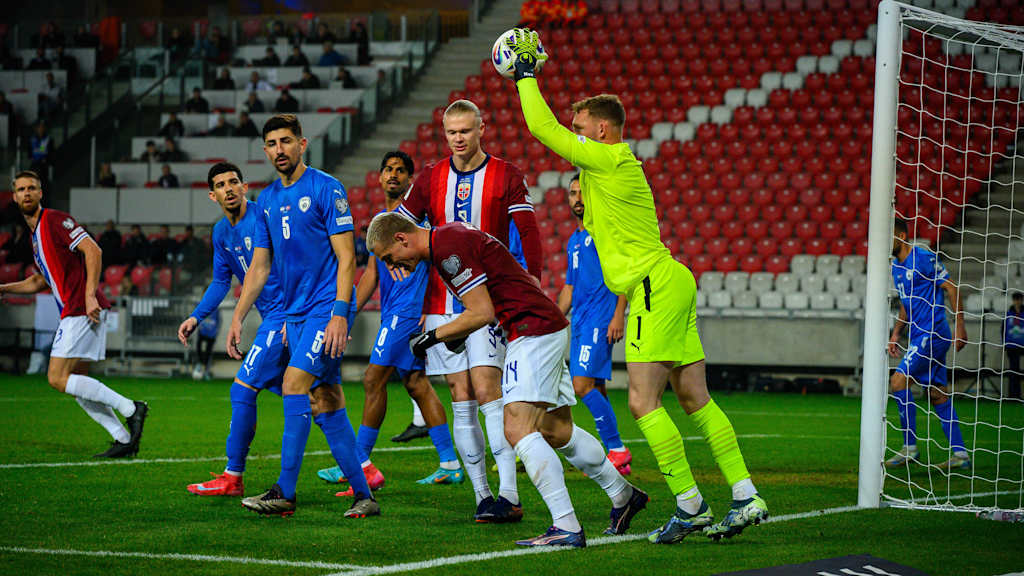 Torwart Daniel Peretz (Israel) fängt einen Ball im Länderspiel gegen Norwegen