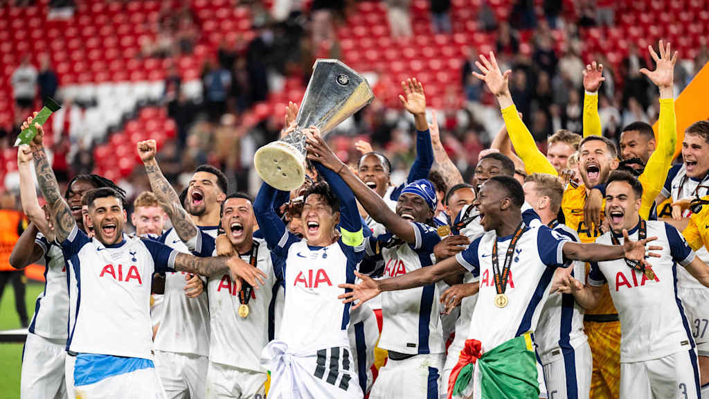 Tottenham Hotspur feiert mit dem Europa League Pokal.