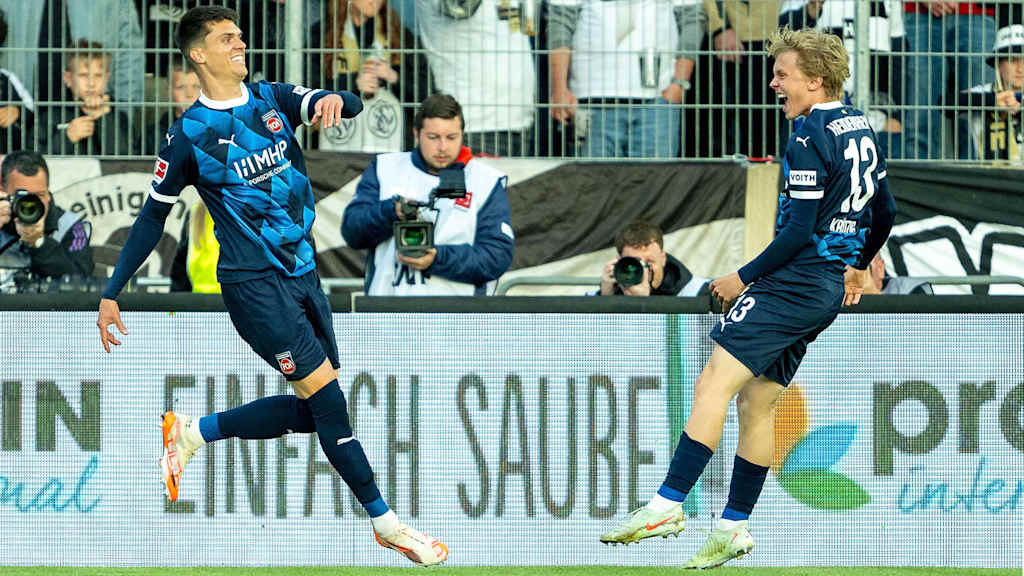 Frans Krätzig jubelt nach einen Heidenheimer Tor in der Relegation.