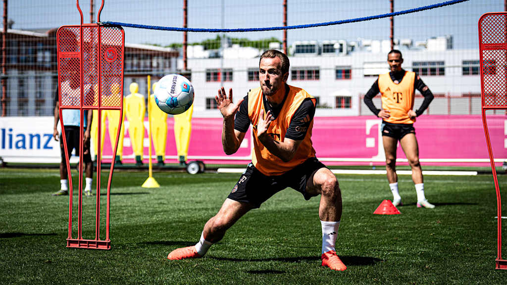 Harry Kane probiert sich im Training des FC Bayern als Torwart