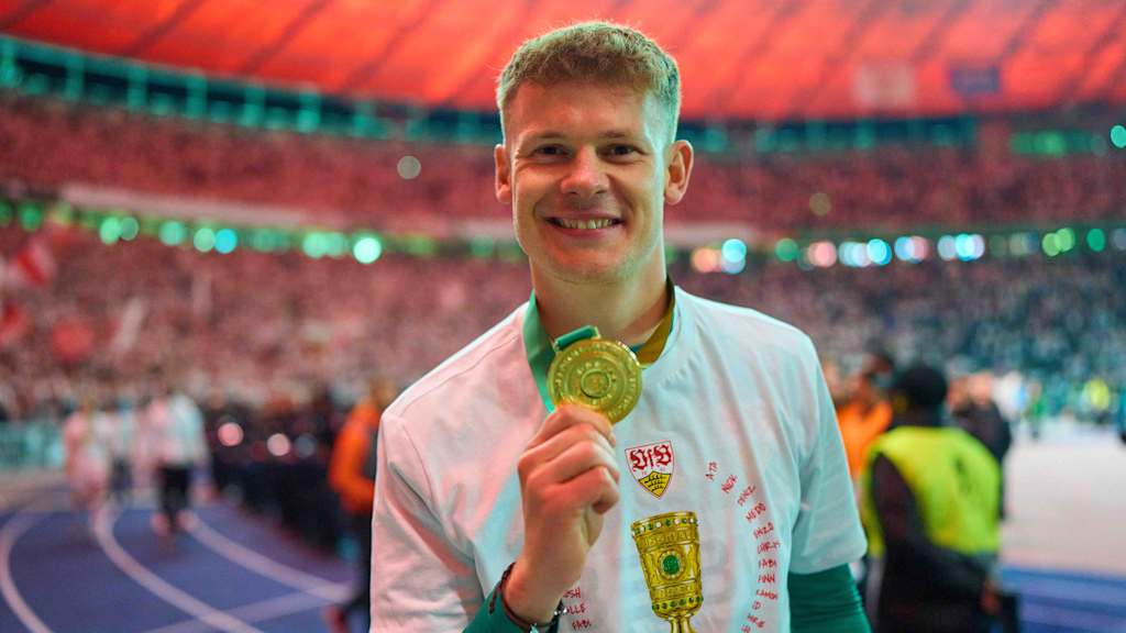 Alexander Nübel posiert mit der Goldmedaille im Berliner Olympiastadion.