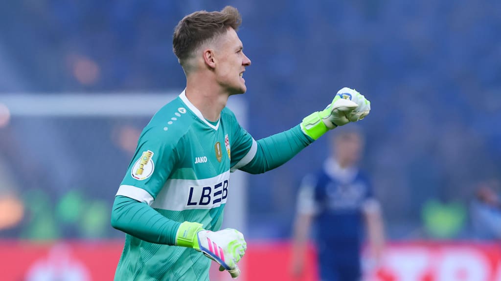 Alexander Nübel jubelt nach einem Tor im Pokalfinale.