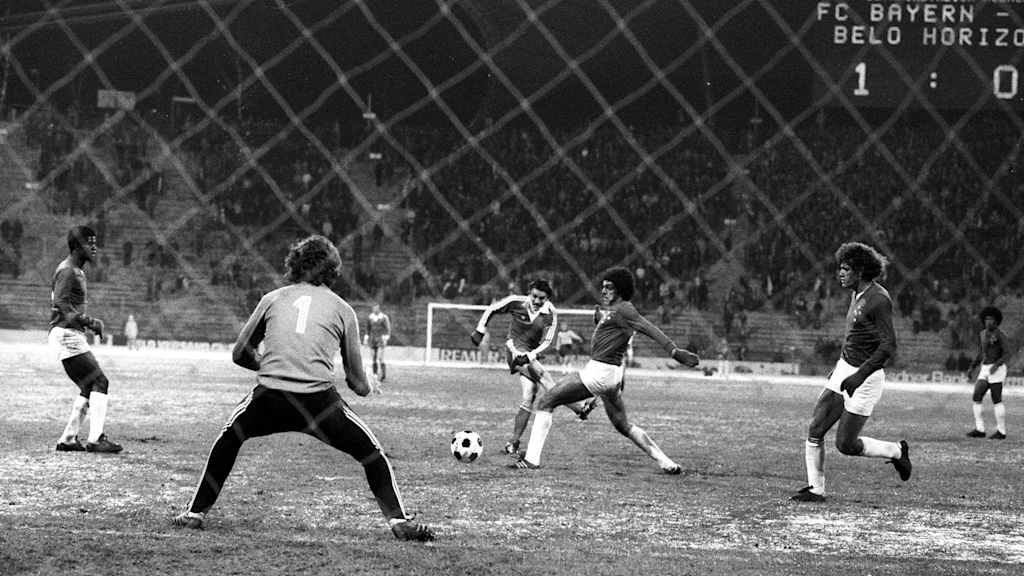 Jupp Kapellmann dispara a puerta durante el partido de la Copa Intercontinental contra Belo Horizonte.