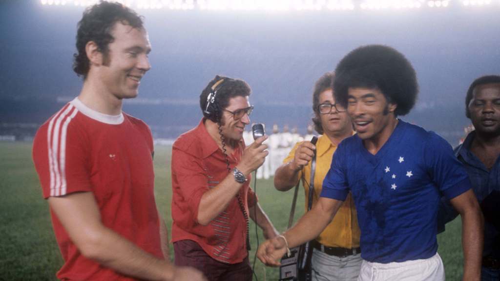 Dos estrellas mundiales juntas: Franz Beckenbauer, capitán del Bayern, y Jairzinho de Cruzeiro, campeón del mundo en 1970, antes del partido de vuelta