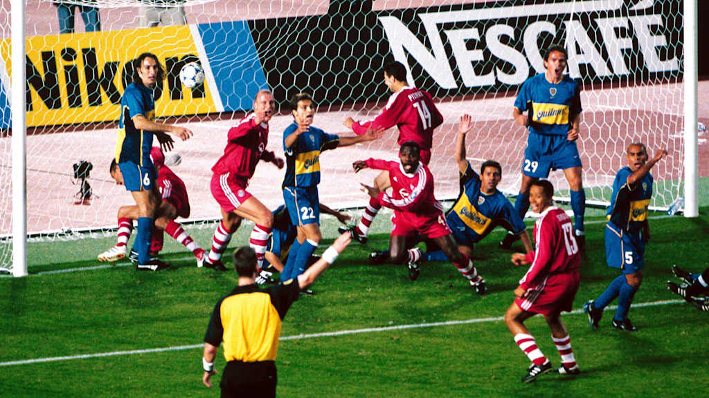 Sammy Kuffour celebra tras marcar el gol del 1-0 en la final de la Copa Intercontinental de 2001.