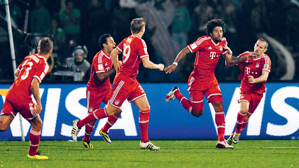 Dante celebra tras su gol en la final del Mundial de Clubes 2013 - rodeado de sus compañeros.