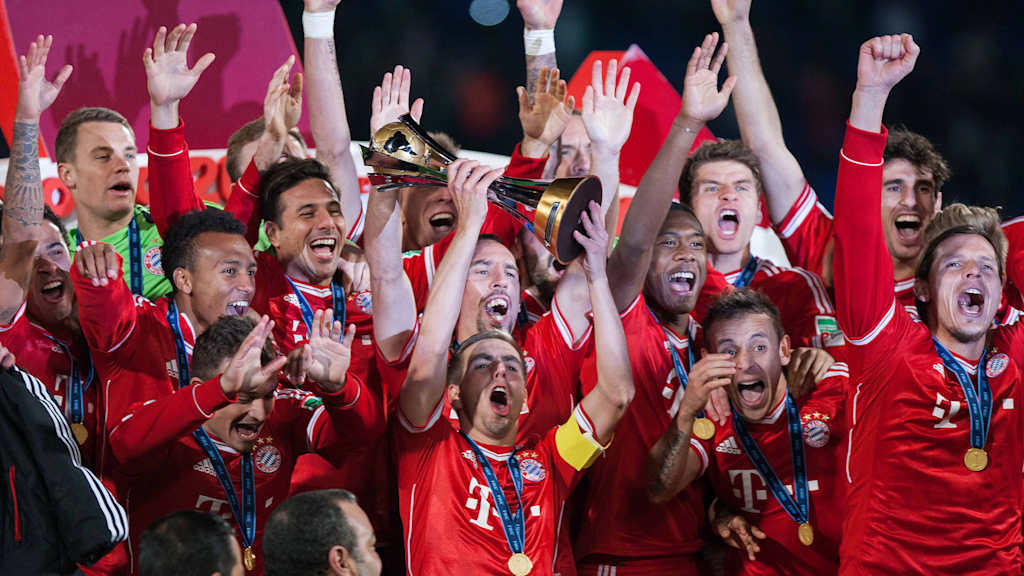 El capitán Philipp Lahm sostiene el trofeo del Mundial de Clubes 2013 rodeado de sus compañeros.