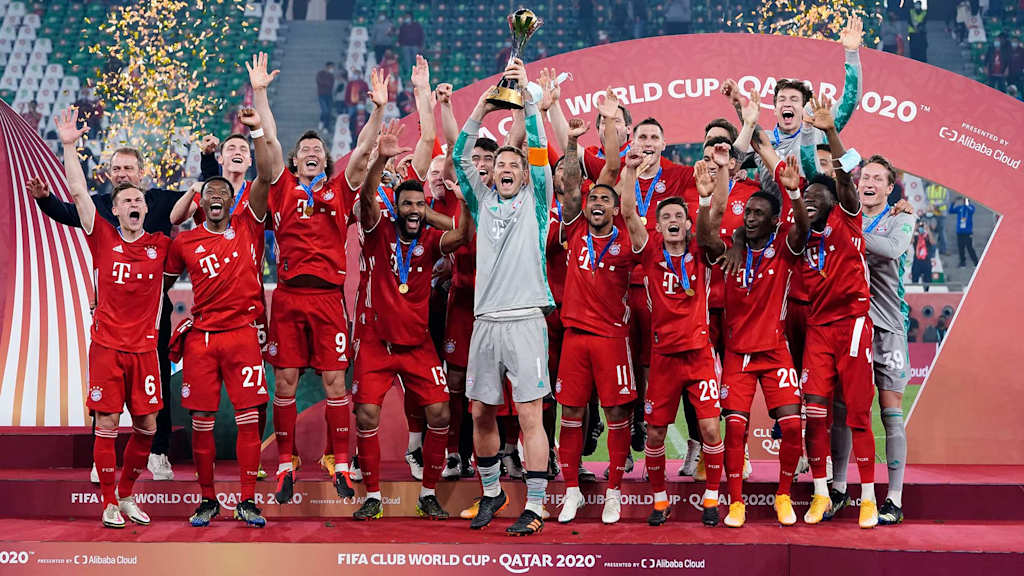 Manuel Neuer sostiene el trofeo del Mundial de Clubes 2021 rodeado de sus compañeros.